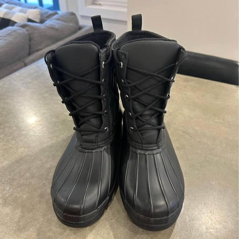 SPERRY winter boots. Woman’s size 9. Black. Brand New condition. Waterproof.